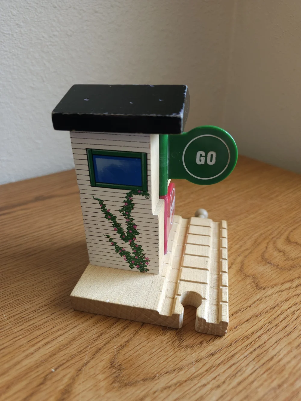Thomas Wooden Train Crossing Signal Toy with Green 'GO' Red 'STOP' Signs 1999